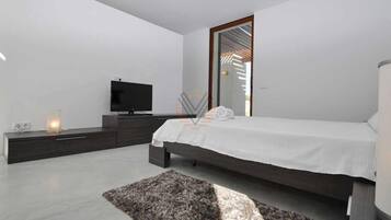 3 slaapkamers, een strijkplank/strijkijzer, internet, beddengoed