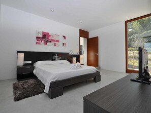 3 slaapkamers, een strijkplank/strijkijzer, internet, beddengoed