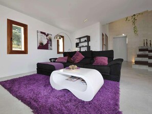 Een televisie en een tafeltennistafel