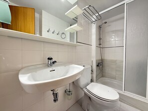 A modern bathroom with a sink, toilet, and shower. - Agi Almadraba 2101 Apartamento for rent in Roses Girona. (Rosas / Roses)
