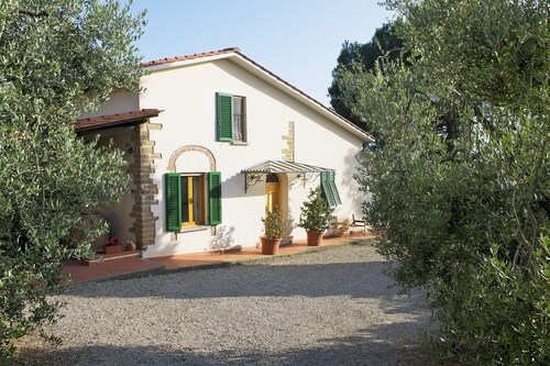 2 bedroom bungalow, private terrace, great views, wifi, shared pool, near Vinci