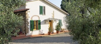2 bedroom bungalow, private terrace, great views, wifi, shared pool, near Vinci