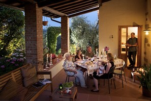 Outdoor dining - 2 bedroom bungalow, private terrace, great views, wifi, shared pool, near Vinci (Vinci, Florence)