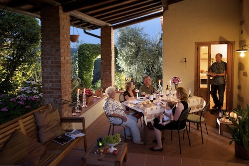 2 bedroom bungalow, private terrace, great views, wifi, shared pool, near Vinci