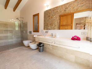 Badewanne, Haartrockner, Handtücher