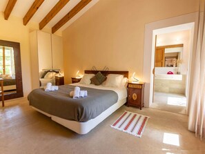 2 bedrooms, iron/ironing board, Internet, bed sheets