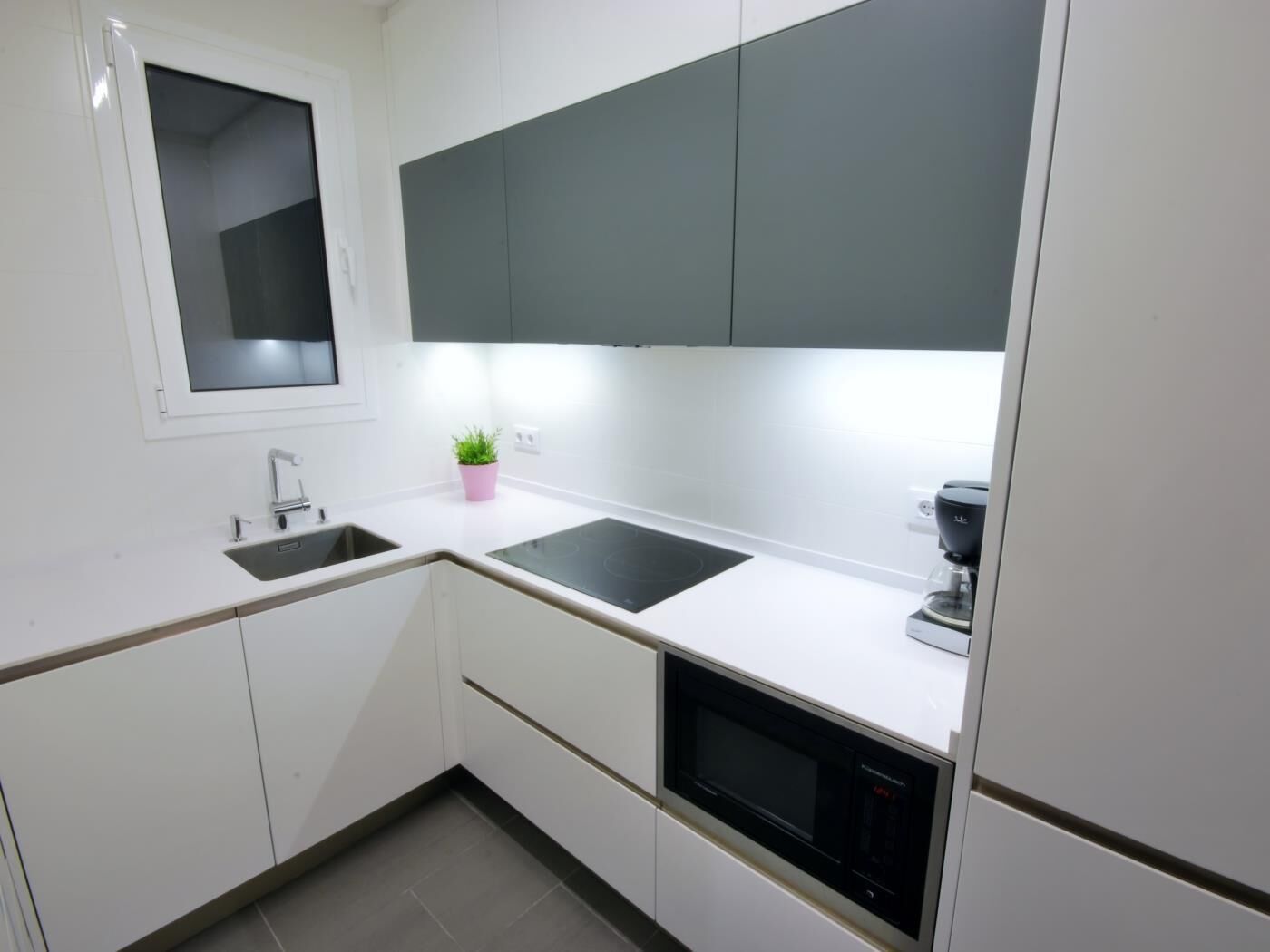 Kühlschrank, Mikrowelle, Ofen, Geschirrspüler