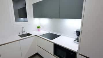 Een koelkast, een magnetron, een oven, een vaatwasser