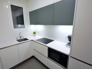 Kühlschrank, Mikrowelle, Ofen, Geschirrspüler