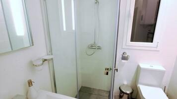 Regendusche, Haartrockner, Handtücher