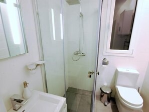 Regendusche, Haartrockner, Handtücher