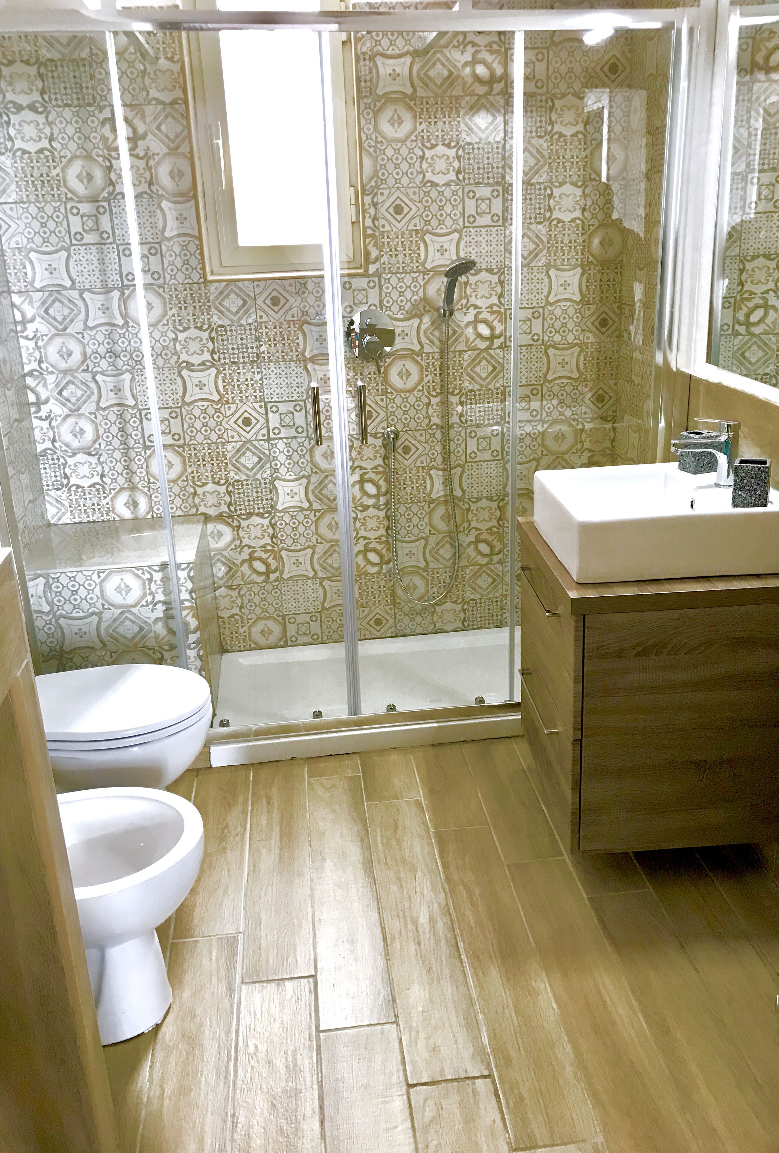 Doccia, asciugacapelli, bidet, asciugamani