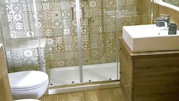 Doccia, asciugacapelli, bidet, asciugamani