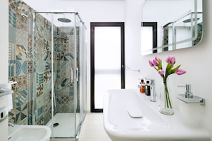 Shower, hair dryer, towels - Seafront villa with pool near Syracuse, Sicily - Timo - 6 pax (Noto)