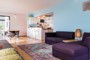 Smart-TV, Kamin, Tischtennisplatte, Bücher