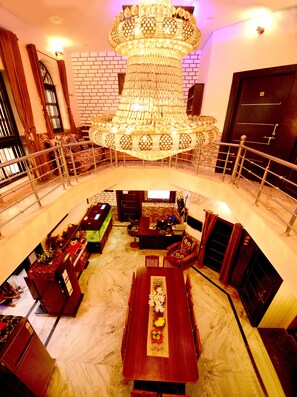 32-inch LED TV with digital channels, TV, Netflix - Aman Homestay a Boutique Hotel (Agra)