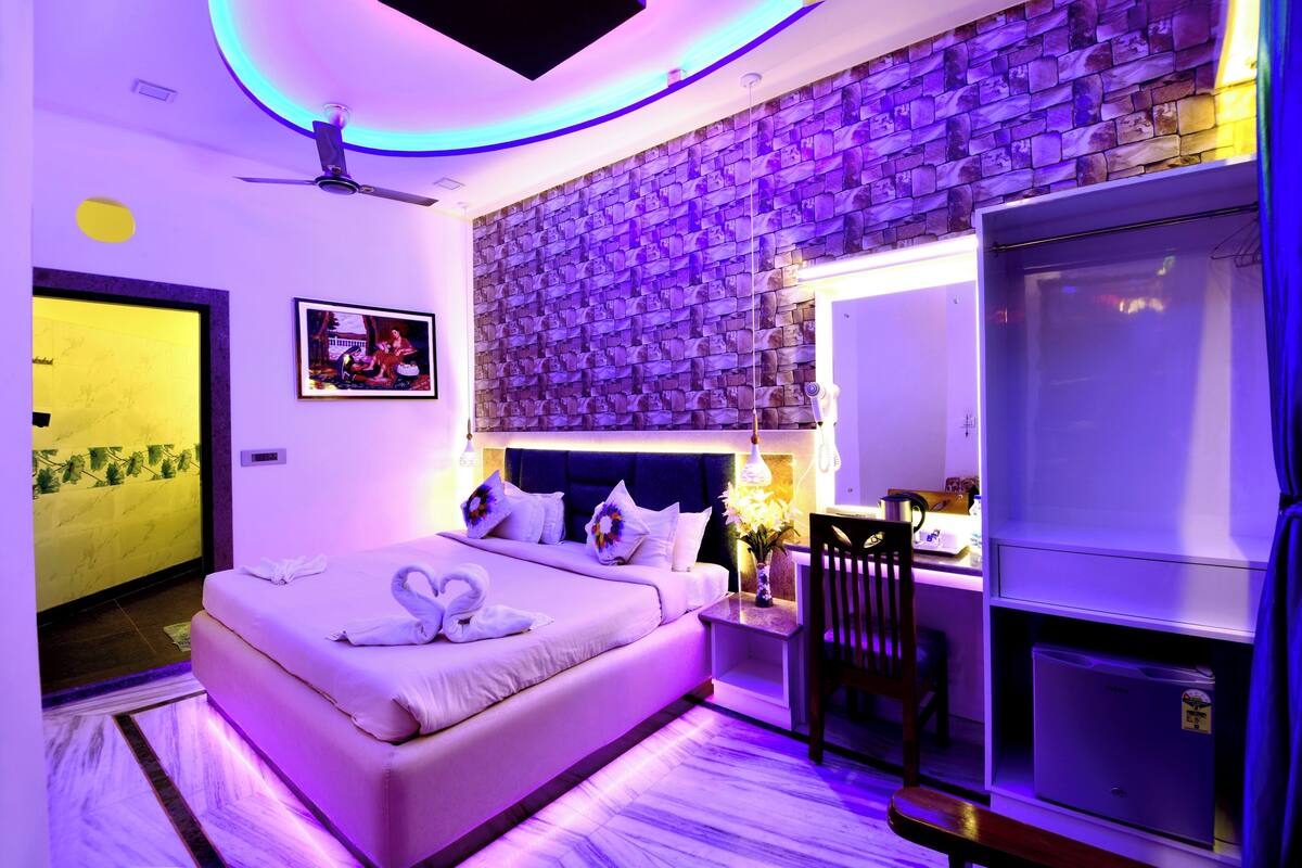 signature double room | hypo-allergenic bedding, memory-foam beds, in-room safe