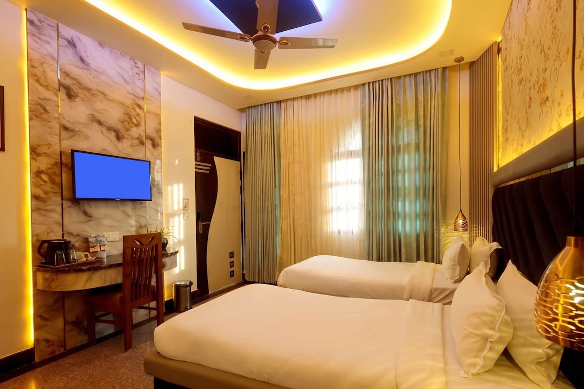 Deluxe Twin Room | Hypo-allergenic bedding available, memory foam beds, in-room safe, desk