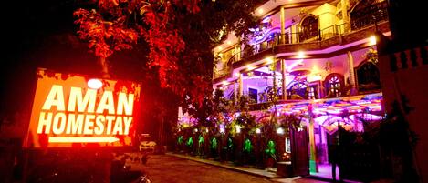 Fachada de la propiedad por la tarde o noche