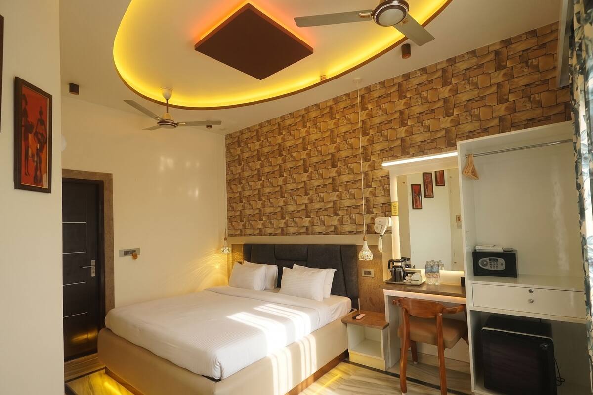 Signature Double Room | Hypo-allergenic bedding available, memory foam beds, in-room safe, desk