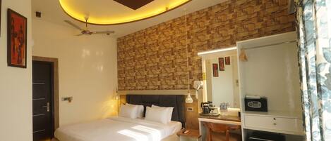 Habitación de hotel con cama, escritorio y pared con diseño de piedra.