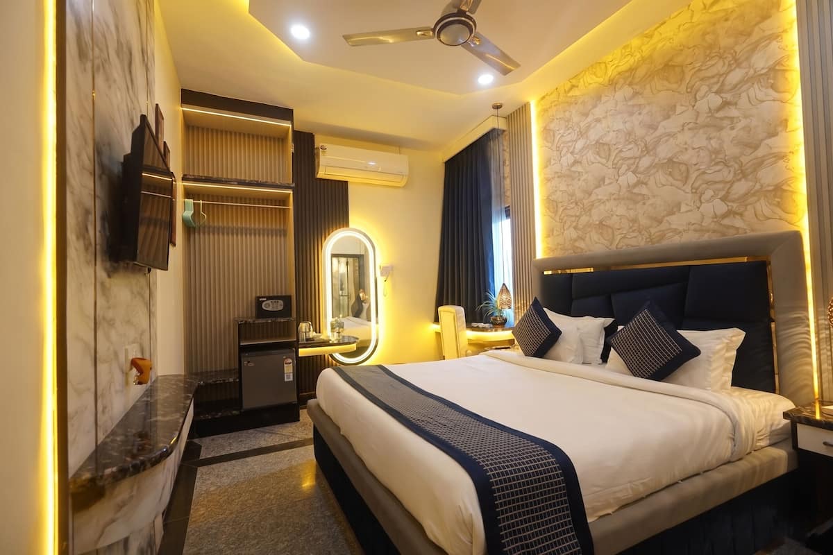 Deluxe Double Room | Hypo-allergenic bedding available, memory foam beds, in-room safe, desk