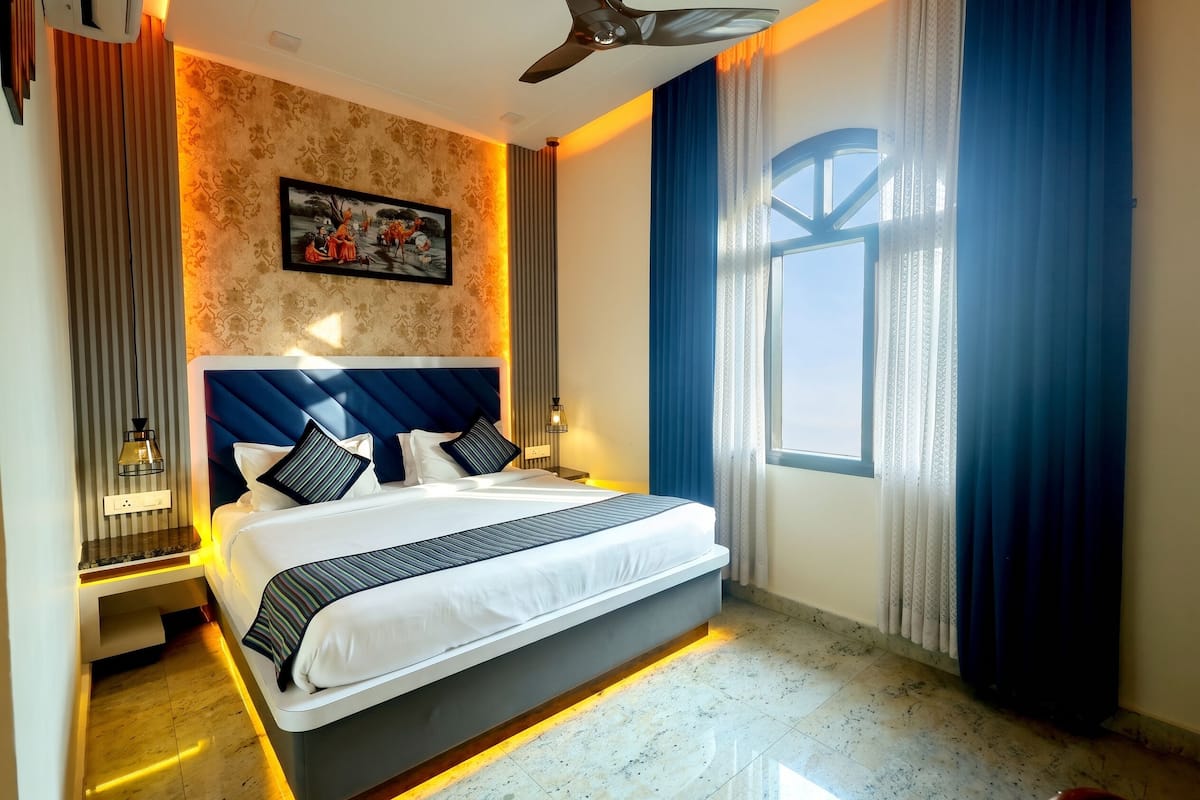 Luxury Double Room | Hypo-allergenic bedding available, memory foam beds, in-room safe, desk