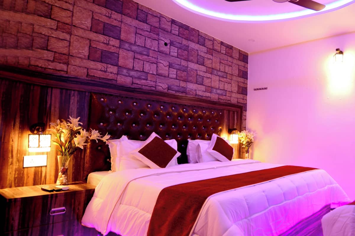 luxury double room | hypo-allergenic bedding, memory-foam beds, in-room safe