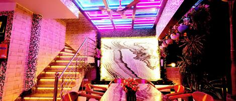 Ein modernes Interieur mit Treppe, Sitzgelegenheit und einer dekorativen Wand.
