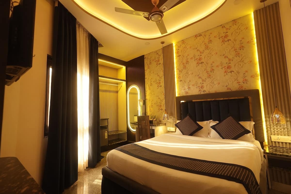 Double Room | Hypo-allergenic bedding available, memory foam beds, in-room safe, desk