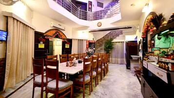 Breakfast and dinner served