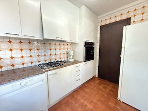 Kühlschrank, Mikrowelle, Ofen, Geschirrspüler