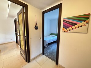 2 soverom og strykejern/-brett