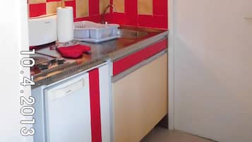 Réfrigérateur, micro-ondes, plaque de cuisson, cafetiÚre/bouilloire