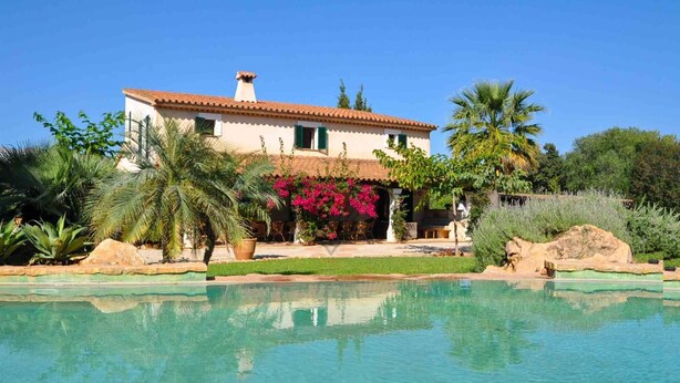 A house with a swimming pool, surrounded by tropical plants and a clear blue sky. - Can Teulada, private pool Pollensa 12 persons (Pollensa)