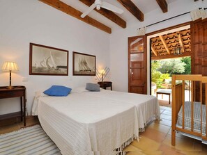 6 bedrooms, iron/ironing board, Internet, bed sheets