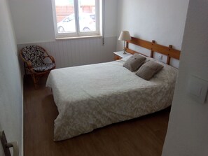4 slaapkamers, een strijkplank/strijkijzer, gratis wifi, beddengoed