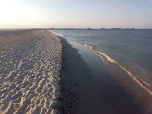 Nær stranden og solsenger