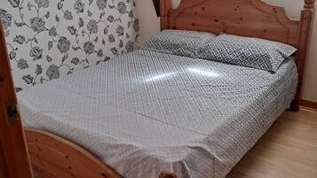 3 bedrooms, iron/ironing board, internet, bed sheets