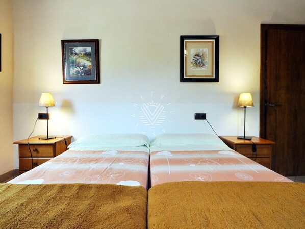 2 bedrooms, iron/ironing board, Internet, bed sheets