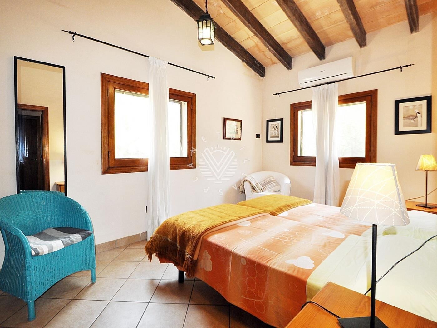 2 bedrooms, iron/ironing board, internet, bed sheets