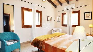2 bedrooms, iron/ironing board, internet, bed sheets