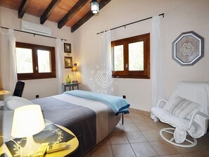 2 bedrooms, iron/ironing board, Internet, bed sheets