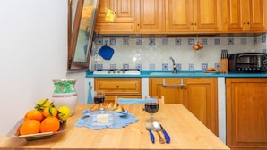 Una cocina con armarios de madera, una encimera azul, una estufa y un tostador.