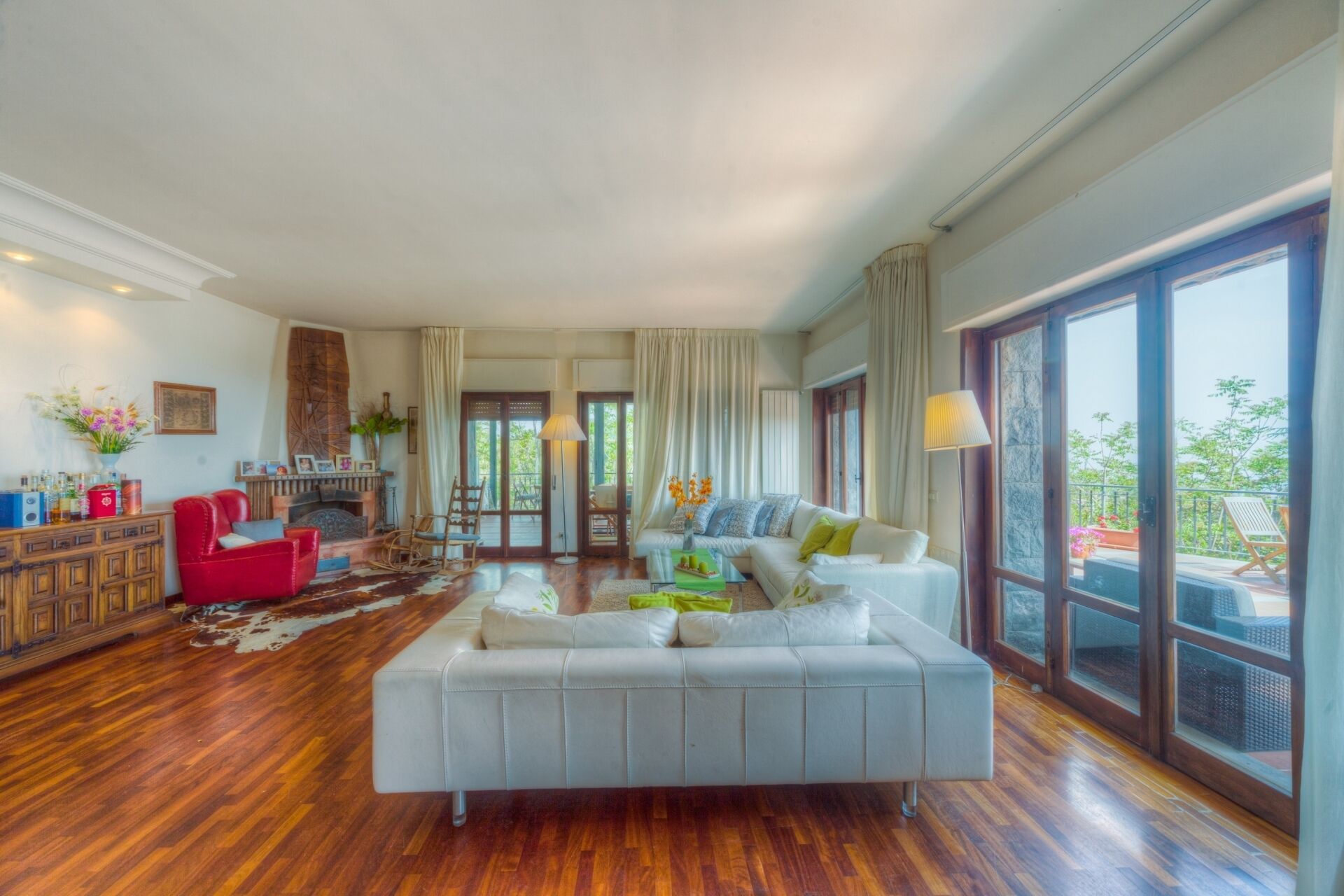 Smart TV, chimenea, reproductor de DVD y libros 