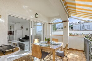 تناول الطعام بالخارج