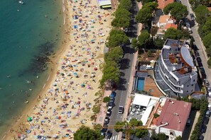 Beach - Beachfront two-bedroom apartment with sea views in Canyelles Petites (Roses)