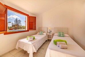 3 bedrooms, in-room safe, iron/ironing board, free WiFi - Beach Villa Arlos for six people with pool and BBQ (Puerto Pollensa)