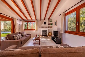 TV, DVD player - Beach Villa Arlos for six people with pool and BBQ (Puerto Pollensa)