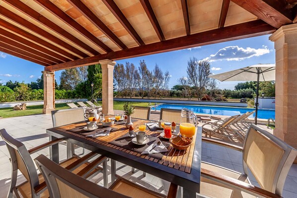 Outdoor dining